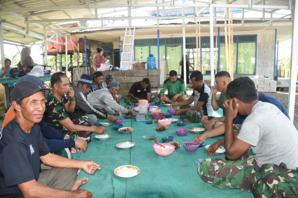 Kehangatan Kebersamaan Warnai Santap Siang Satgas TMMD ke-124 Bersama Warga Haruyan