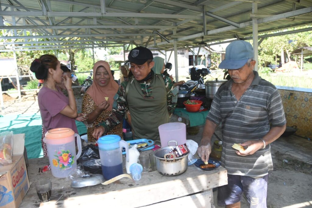 Keseruan Ibu-Ibu Haruyan Siapkan Santap Siang untuk Satgas TMMD ke-124