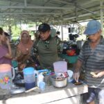 Keseruan Ibu-Ibu Haruyan Siapkan Santap Siang untuk Satgas TMMD ke-124