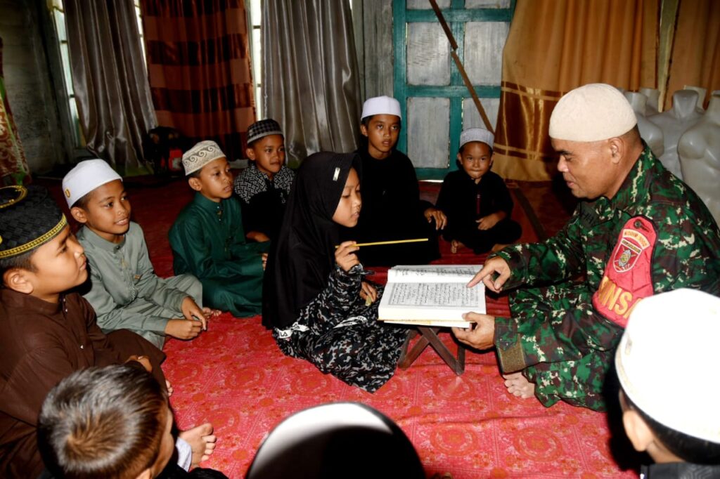 Satgas TMMD ke-124 Kodim 1002/HST Bangun Mental Spiritual Warga, Ajari Anak-anak Mengaji