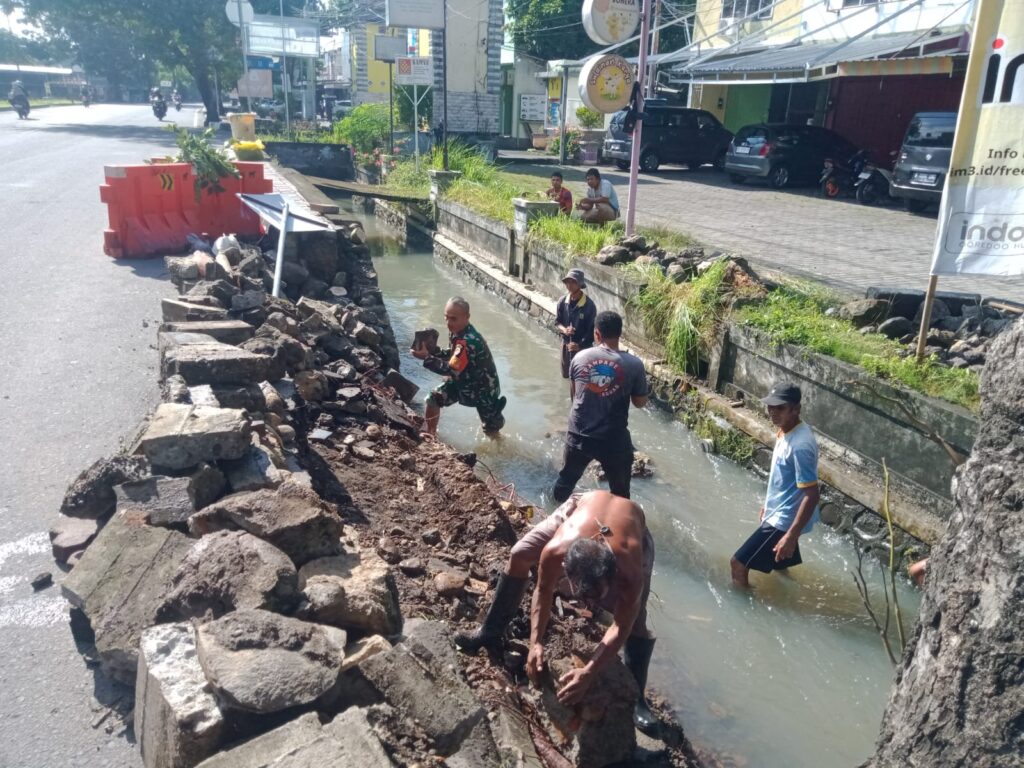 Sambut Musim Tanam, TNI dan Masyarakat Kompak Perbaiki Kerusakan Irigasi Pertanian