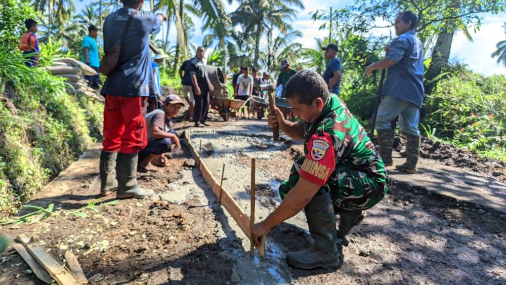 Babinsa Desa Pesanggrahan Gotong Royong Cor Jalan Bersama Warga Dusun Lunggu