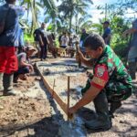 Babinsa Desa Pesanggrahan Gotong Royong Cor Jalan Bersama Warga Dusun Lunggu