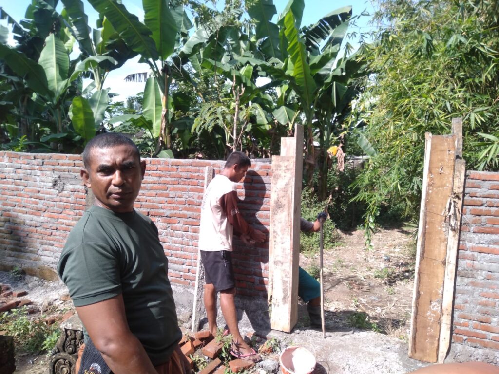 Rawat Rumah Masa Depan, Satgas TMMD Ke-124 Kodim 1620/Loteng Bangun Tembok Permanen