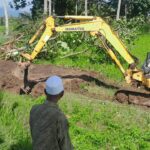 Setelah Pondasi Jembatan, Satgas TMMD Ke-124 Keruk Sawah Jadi Jalan Baru di Bagu