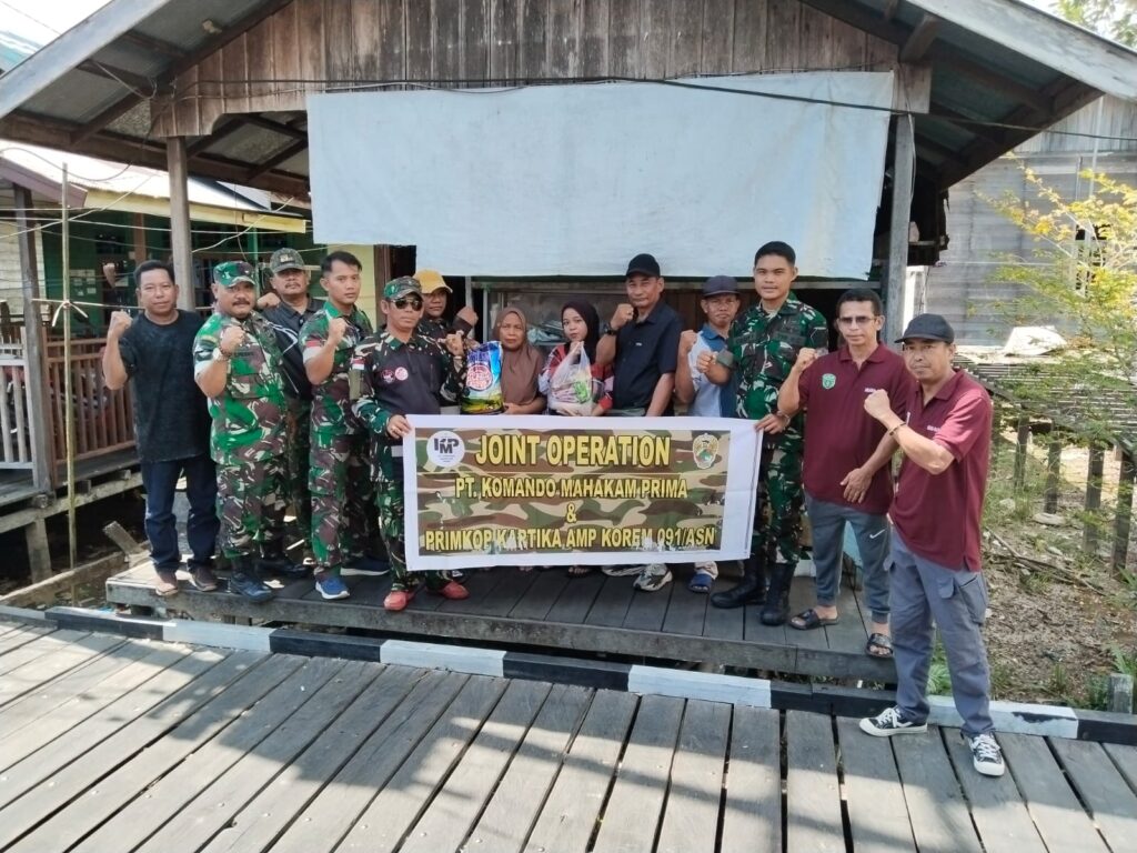 Babinsa Koramil 05/Muara Pahu Bersama PT. KMP Salurkan Bantuan Sembako Untuk Warga
