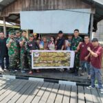 Babinsa Koramil 05/Muara Pahu Bersama PT. KMP Salurkan Bantuan Sembako Untuk Warga