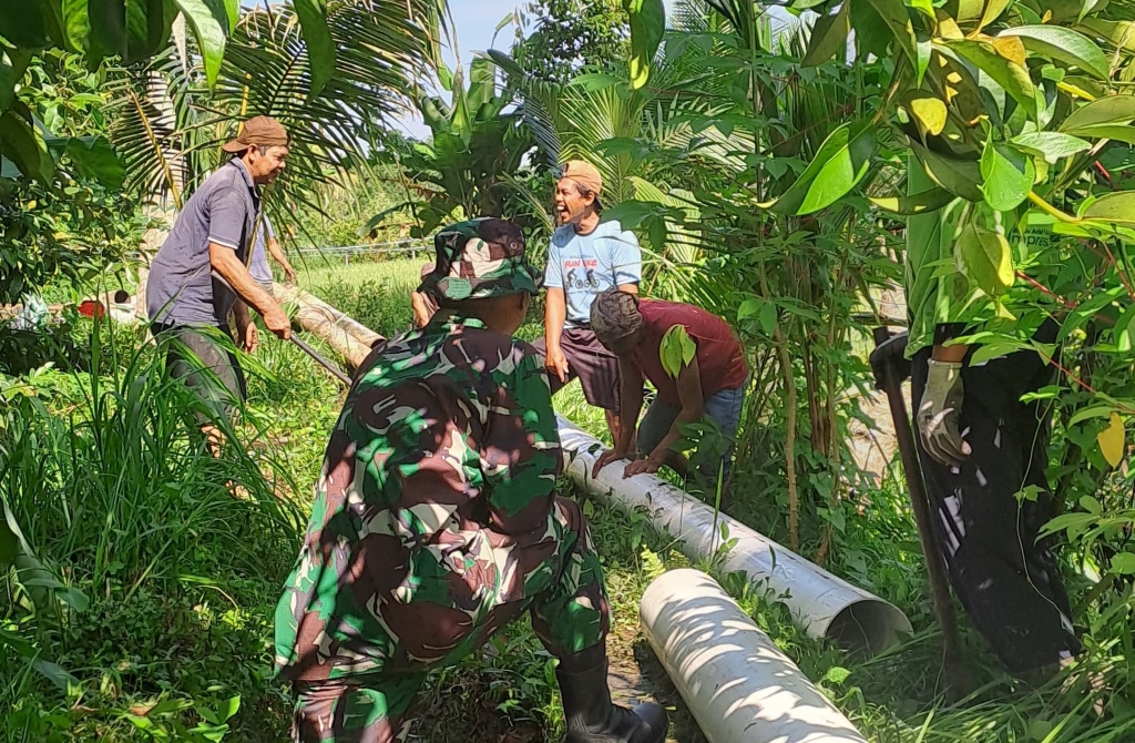 Gotong Royong Babinsa dan Warga Bangun Irigasi Pertanian