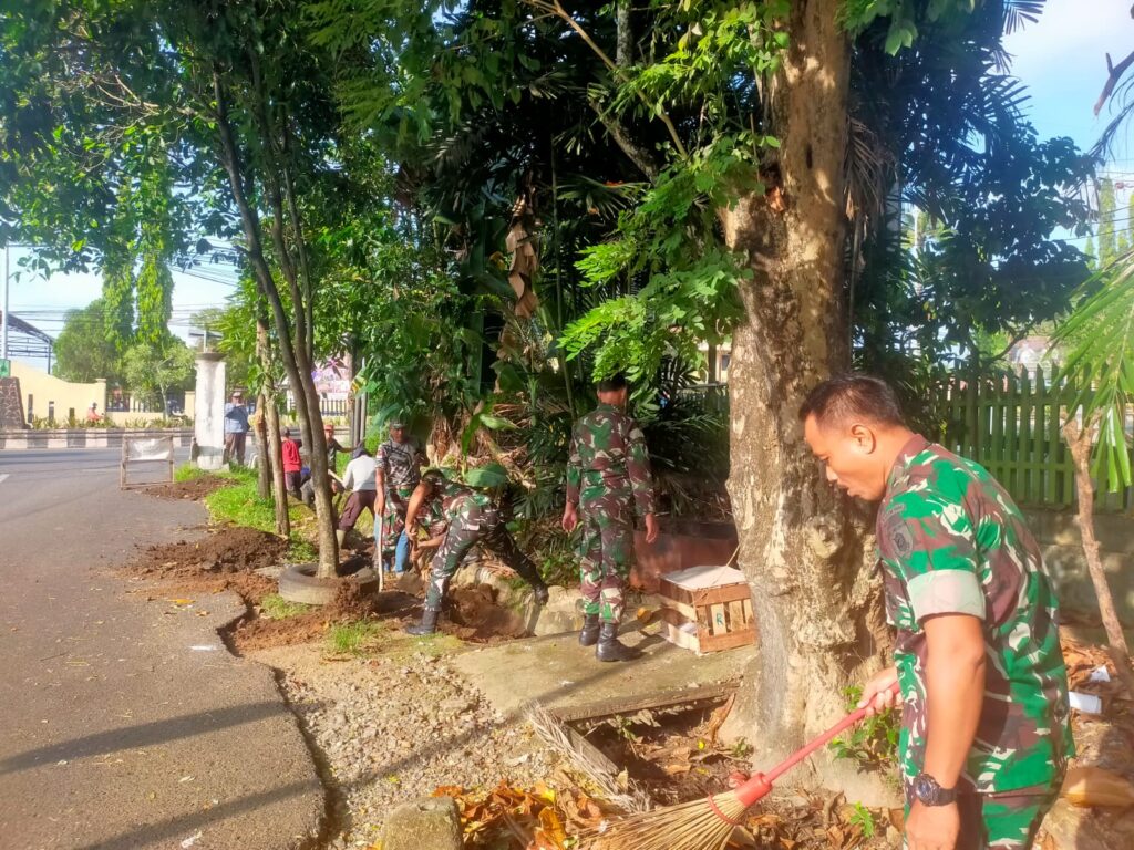 Cegah Penyebaran DBD, TNI, Petugas Kelurahan, dan Warga  Kubur Sampah dan Bersihkan Parit 