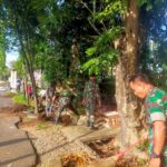 Cegah Penyebaran DBD, TNI, Petugas Kelurahan, dan Warga  Kubur Sampah dan Bersihkan Parit 
