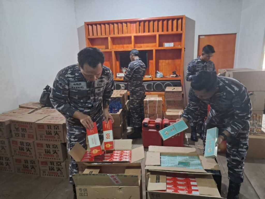TNI AL BERHASIL GAGALKAN PENYELUNDUPAN MINUMAN BERALKOHOL DAN ROKOK DI PERAIRAN MOROWALI SENILAI RP 1,49 M