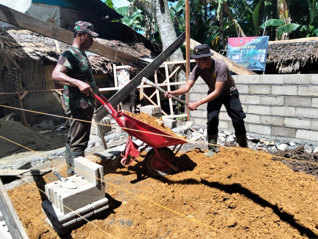 Soliditas TNI-Polri dalam Satgas TMMD HST: Bersama Rampungkan Rehab RTLH di Pengambau Hilir Luar