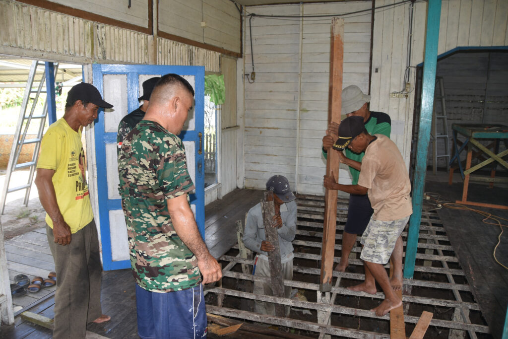 Satgas TMMD Kodim 1002/HST Bersama Warga Lanjutkan Rehab Langgar Darussalam