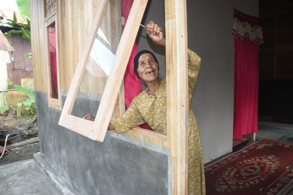 Kebahagiaan Nenek Kurba: Rumah Layak Huni Impian Terwujud Berkat TMMD Kodim HST