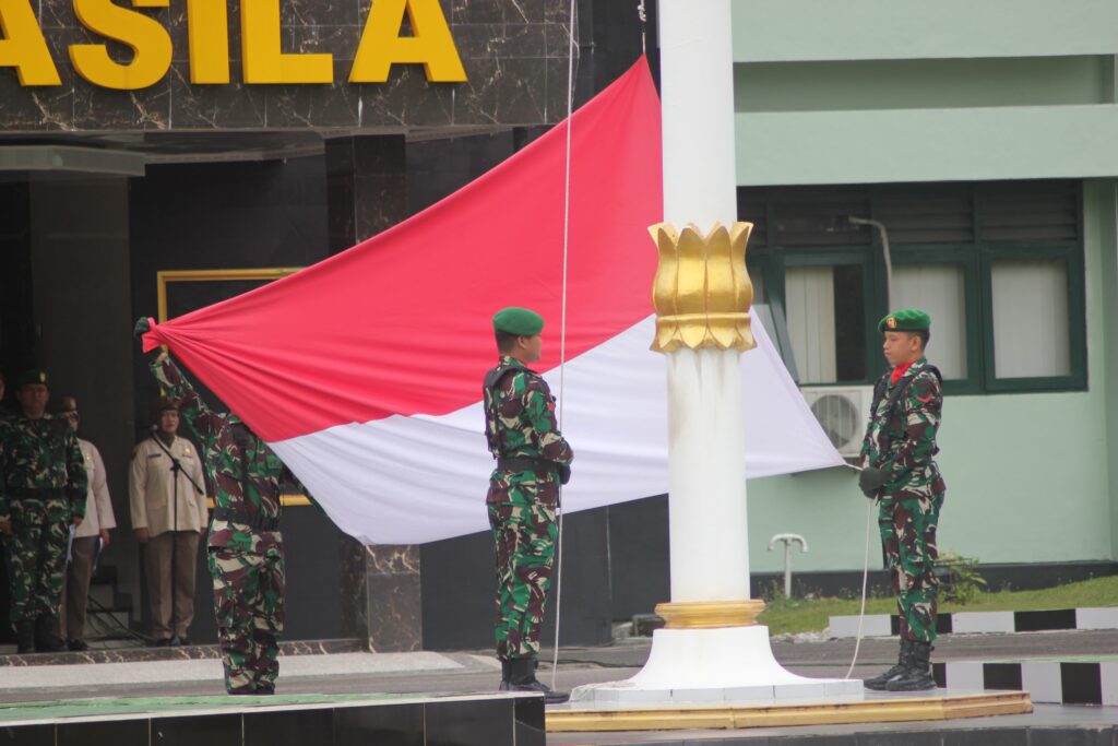 Anggota Kodim 1016/Plk ikuti Upacara Harkitnas di Lapangan Makorem 102/Pjg