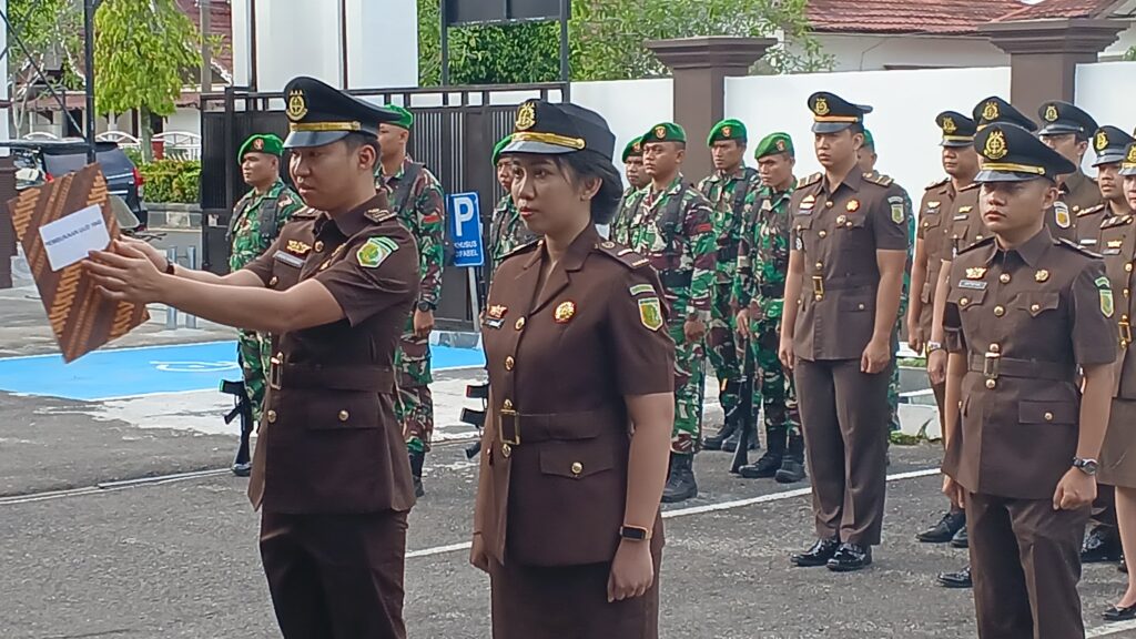 Komandan Kodim 1015/Sampit ikuti Upacara Harkitnas di Halaman Kantor Kajari 