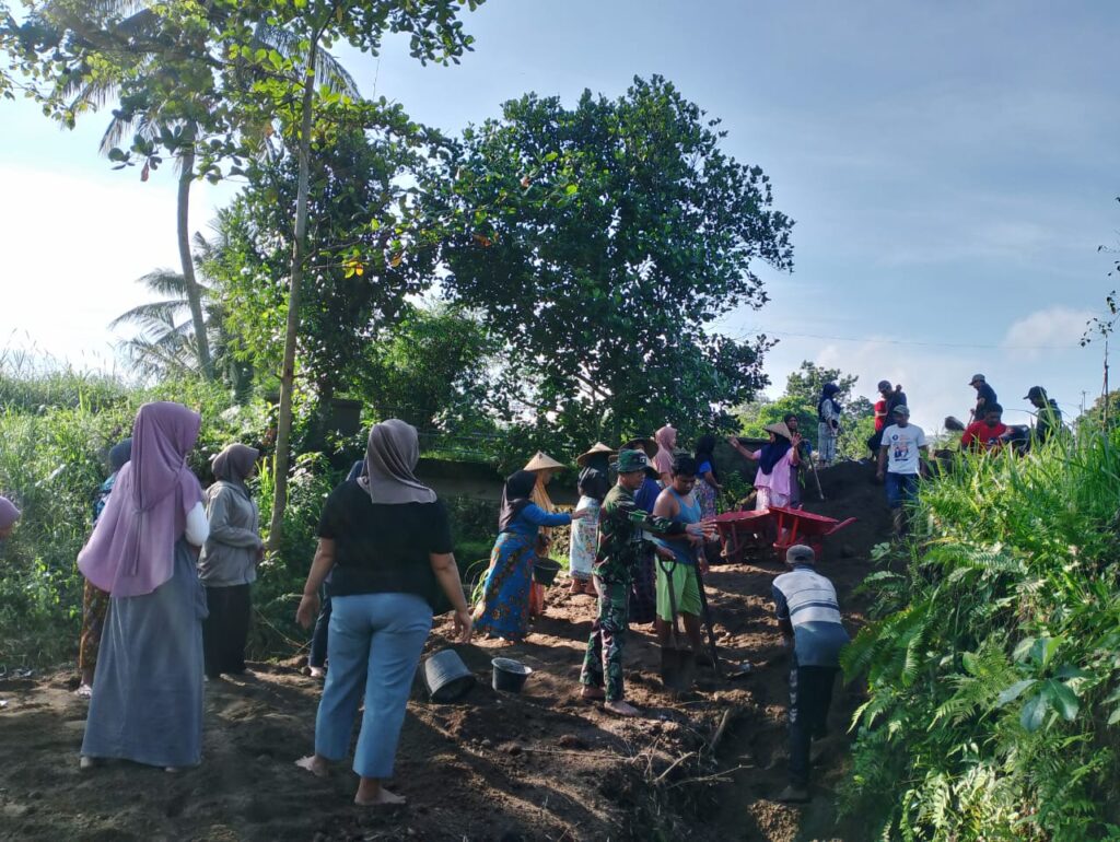 Gotong Royong Wujudkan Kemanunggalan TNI-Rakyat Melalui TMMD Ke-124 di Desa Bagu