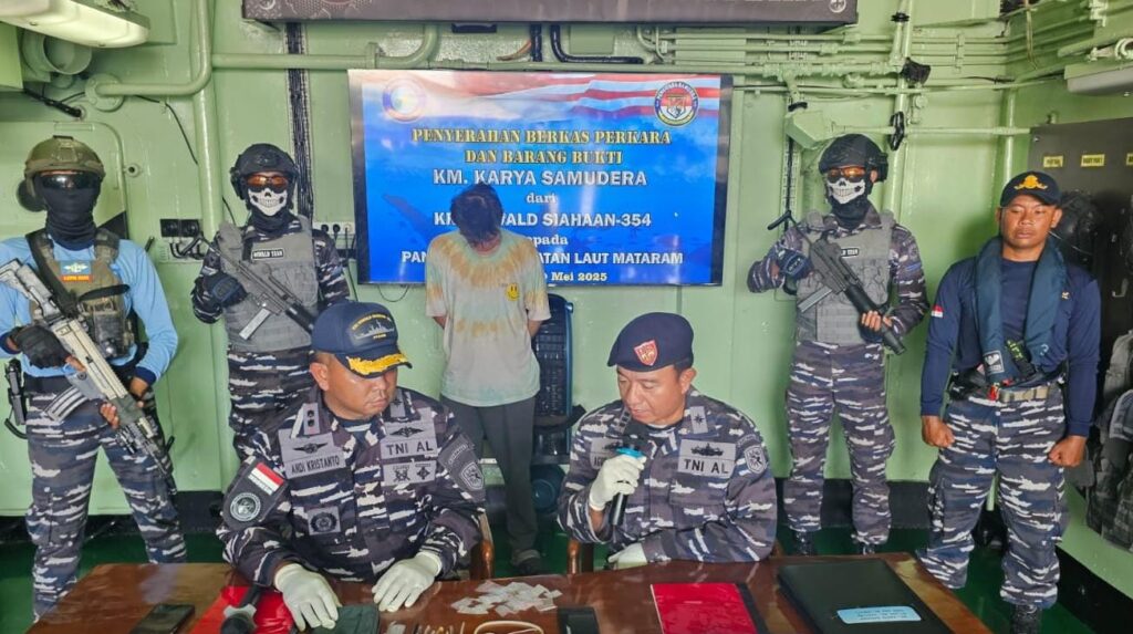 KRI OSWALD SIAHAAN-354 TANGKAP KAPAL IKAN, ABK POSITIF MEMBAWA SABU