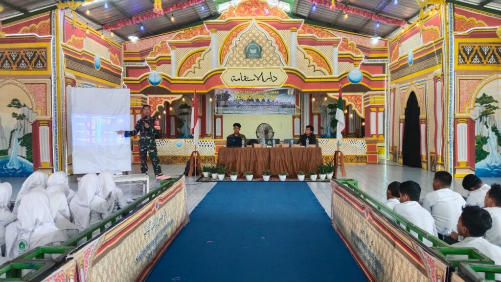 Dansatgas TMMD Ke-124 Kodim 1002/HST Sosialisasikan Rekrutmen TNI-AD Gratis di Ponpes Modern Darul Istiqomah