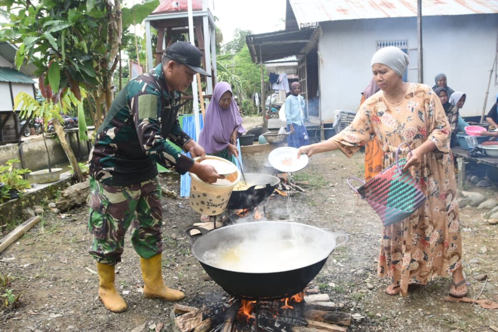 Satgas TMMD Kodim 1002/HST Tak Hanya Bangun Infrastruktur, Juga Mahir Memasak Bersama Warga