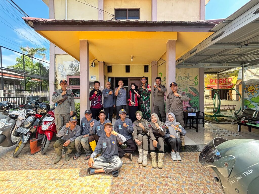 Cegah Banjir dan Sampah Menumpuk, TNI dan Pemerintah Desa Bersihkan Sungai Kalimati