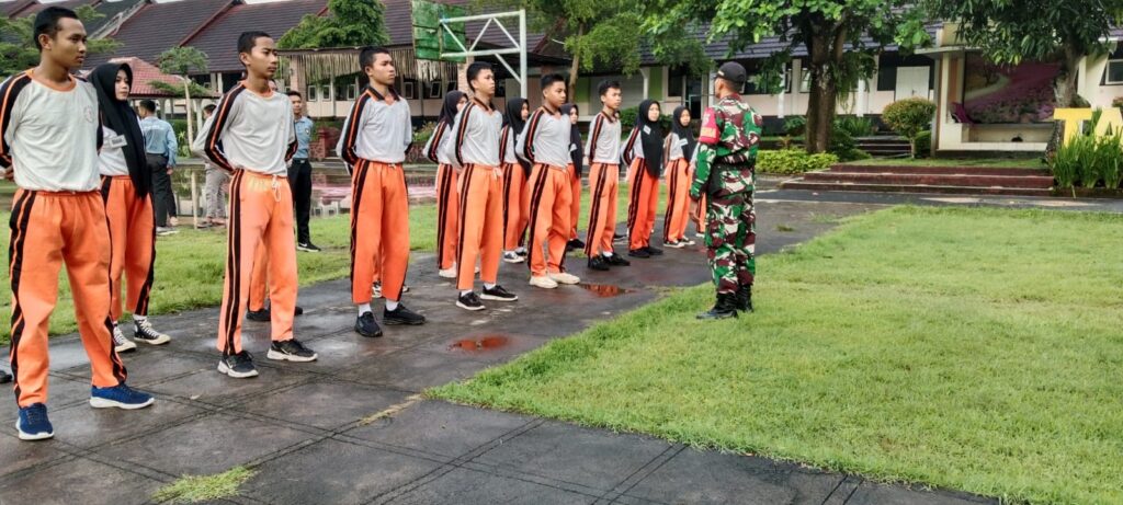 Babinsa Gunungsari Latih Paskibra, Dukung An Natasya ke Seleksi Nasional