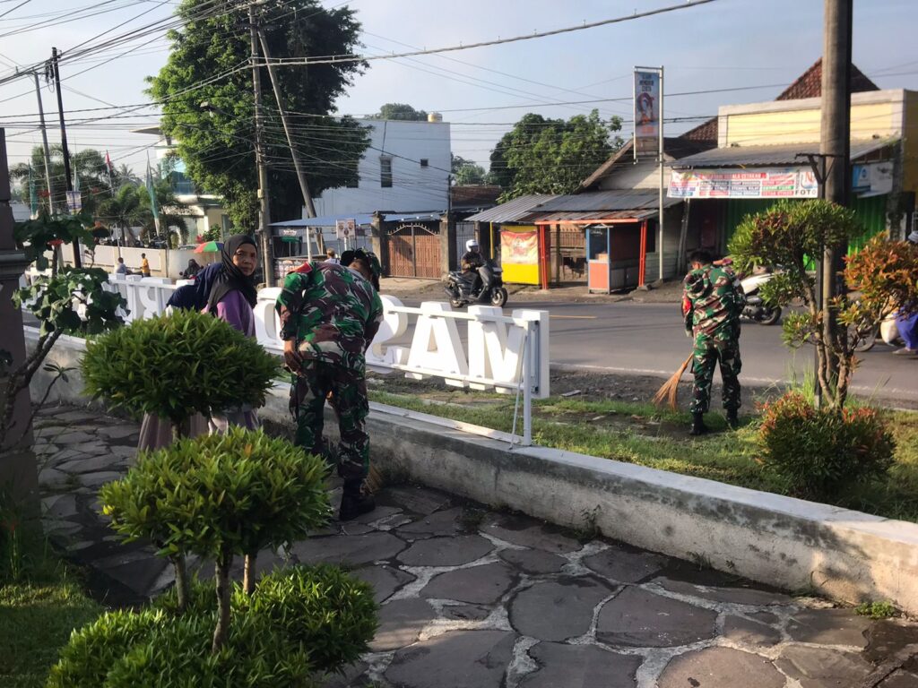 Tumbuhkan Budaya Bersih, Koramil 04/Kopang Ajak Masyarakat Mersik Mersik Masjid