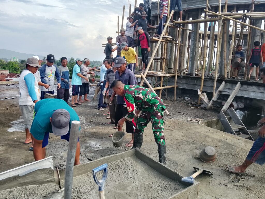 Semangat Kebersamaan Babinsa dan Warga Gerung, Bangun Masjid dengan Jiwa Gotong Royong