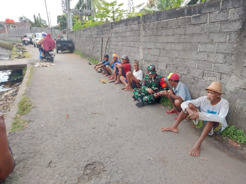 Babinsa Kelurahan Selong Ajak Warga Banjar Kemuning Gotong Royong Jaga Kebersihan Lingkungan