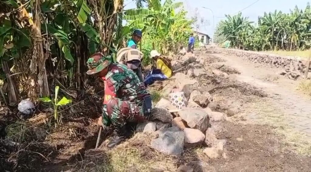 Babinsa dan Warga Sungikulon Gelar Karya Bhakti Perbaikan Infrastruktur Desa