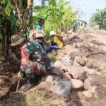 Babinsa dan Warga Sungikulon Gelar Karya Bhakti Perbaikan Infrastruktur Desa