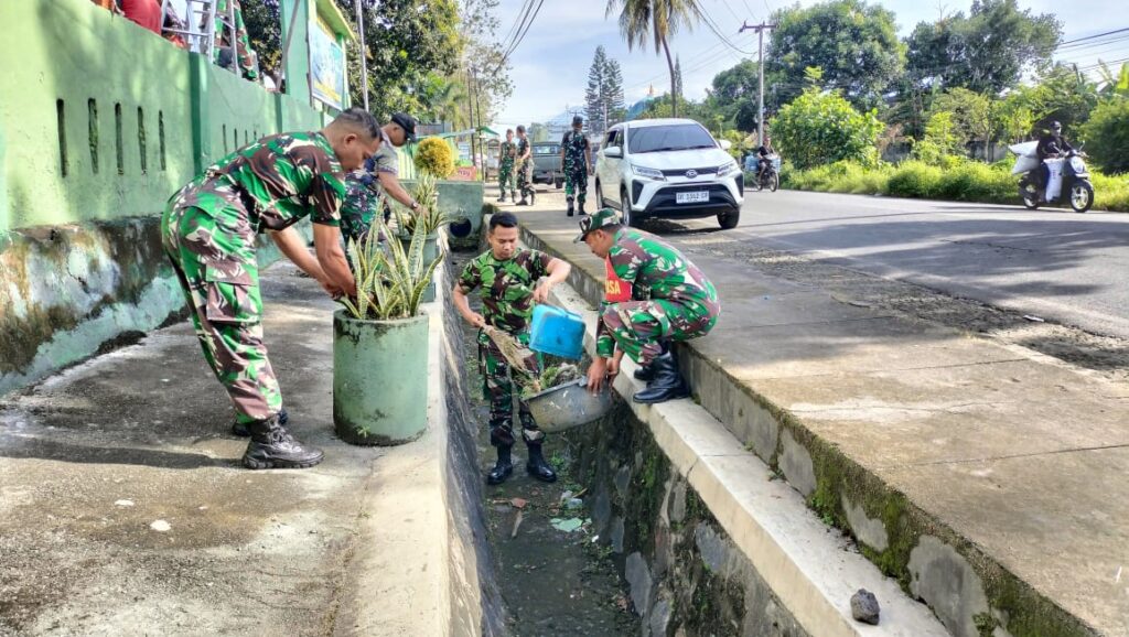 Anggota Koramil 1615-05/Masbagik Gelar Kegiatan Pembersihan Pangkalan