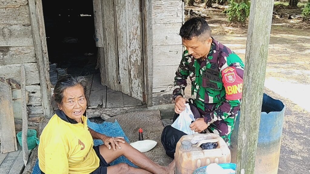 Babinsa Peduli Warga Tak Mampu Hidup Sebatang Kara