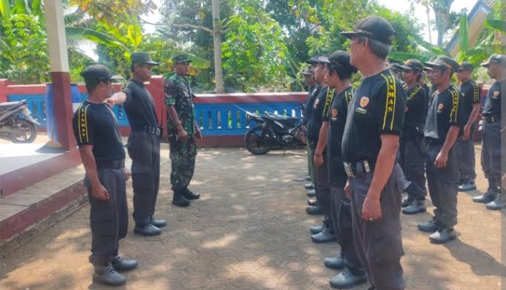 Linmas Desa Karya Makmur Dibekali Latihan PBB dan Wawasan Kebangsaan