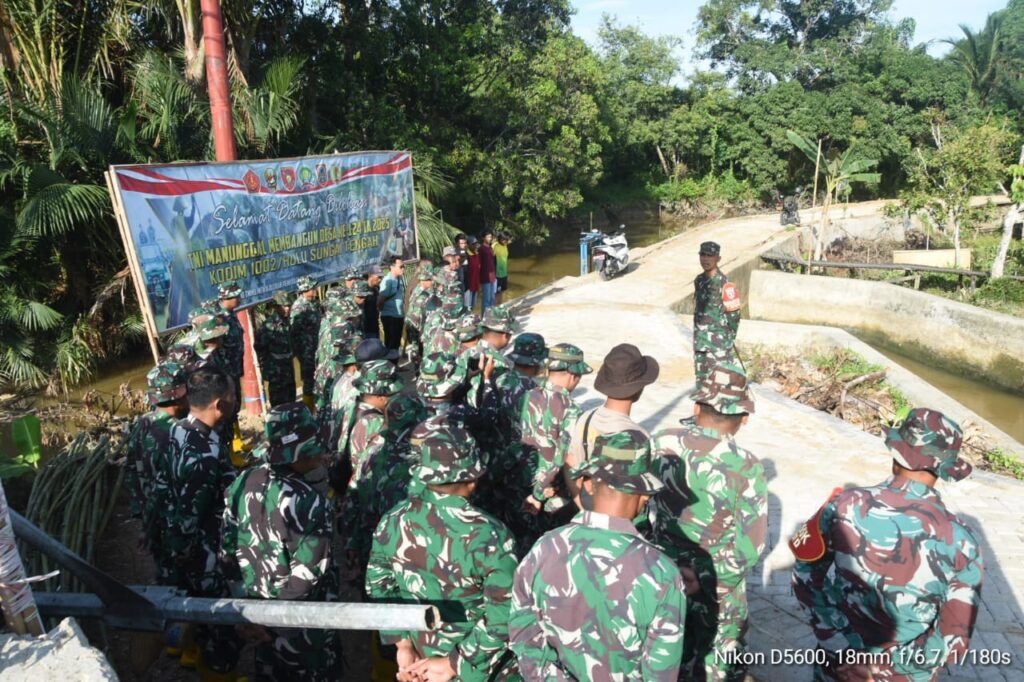 Dansatgas TMMD ke-124 Kodim 1002/HST Pimpin Apel Pagi di Titik Nol Pembangunan Jalan Haruyan