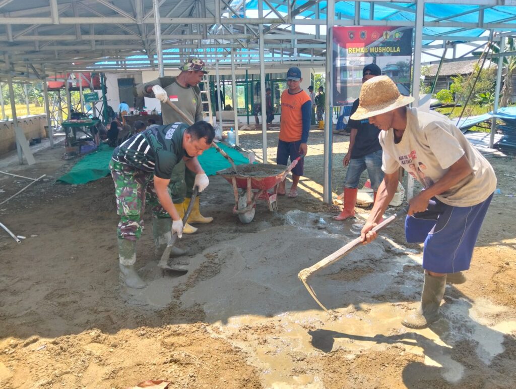 Gotong Royong Satgas TMMD ke-124 Kodim 1002/HST dan Warga Terlihat dalam Pemasangan Keramik Langgar Darussalam