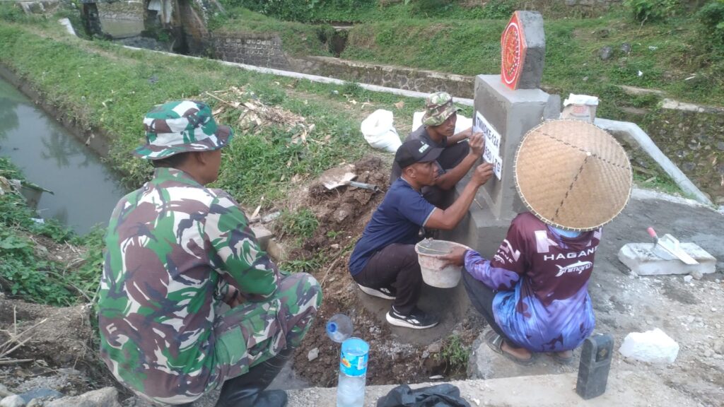 Anggota Satgas Bangun Tugu TMMD Ke-124 di Desa Selebung