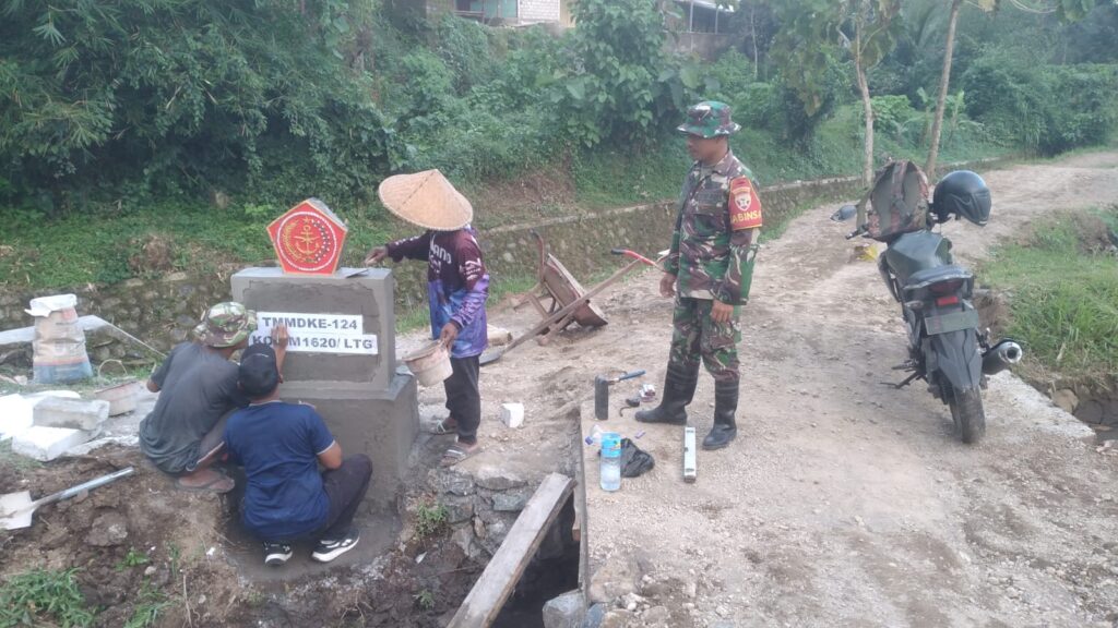 Anggota Satgas Bangun Tugu TMMD Ke-124 di Desa Selebung
