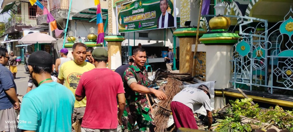 Babinsa dan Warga Gotong Royong Bersihkan Masjid Al-Awwabien