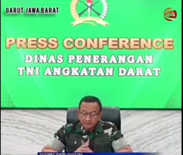 TNI AD Bantu Proses Pemakaman Korban Ledakan Amunisi di Garut