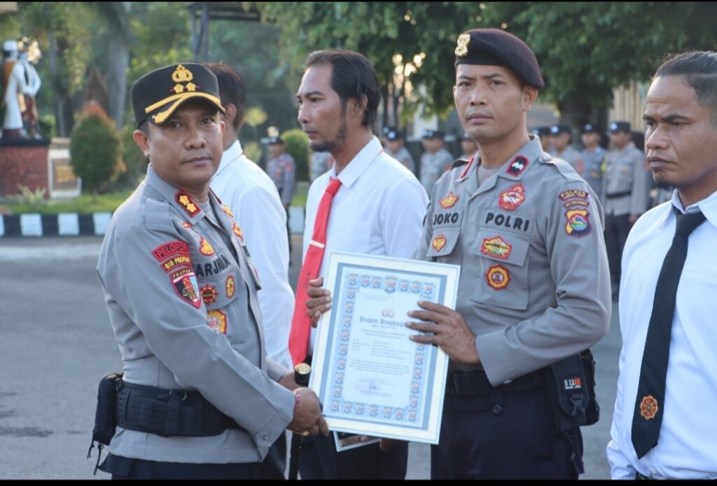 Kapolres Lombok Timur Pimpin Apel, Sekaligus Berikan Penghargaan Kepada 6 Orang Personil Berprestasi 