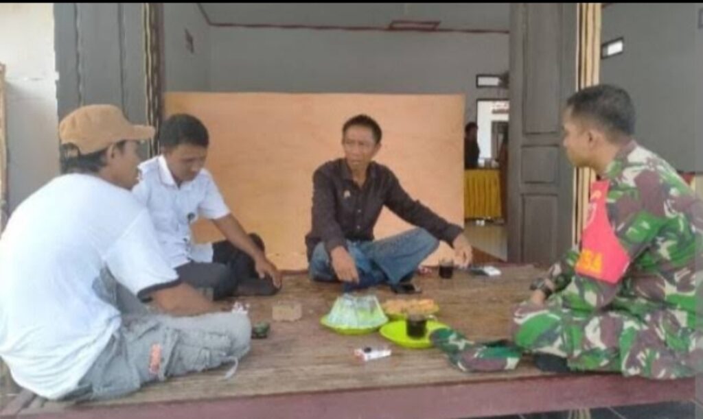 BABINSA LAKSANAKAN KOMSOS DAN DISKUSI BERSAMA WARGA DESA BINAAN