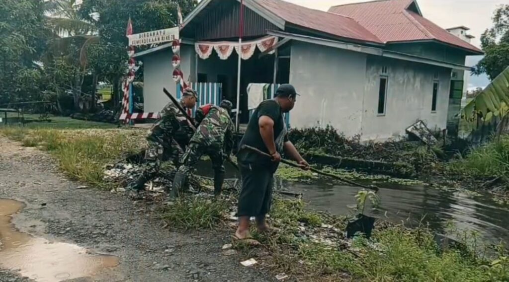 Babinsa dan Warga Kayu Bawang Gotong Royong Bersihkan Sungai Demi Pengairan Sawah