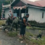 Babinsa dan Warga Kayu Bawang Gotong Royong Bersihkan Sungai Demi Pengairan Sawah