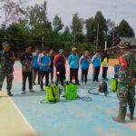 Babinsa Koramil 1015-12/Seruyan Tengah Bersama Warga Bersihkan Lingkungan