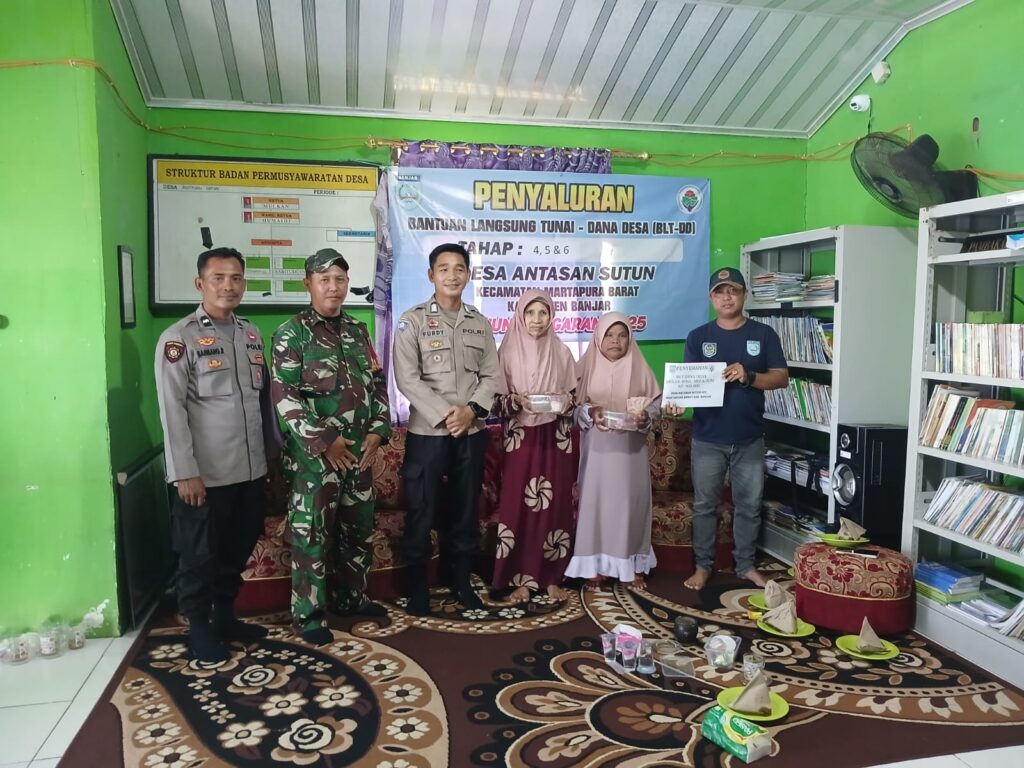Warga Penerima BLT-DD Dikawal Babinsa dan Bhabinkamtibmas