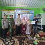 Warga Penerima BLT-DD Dikawal Babinsa dan Bhabinkamtibmas