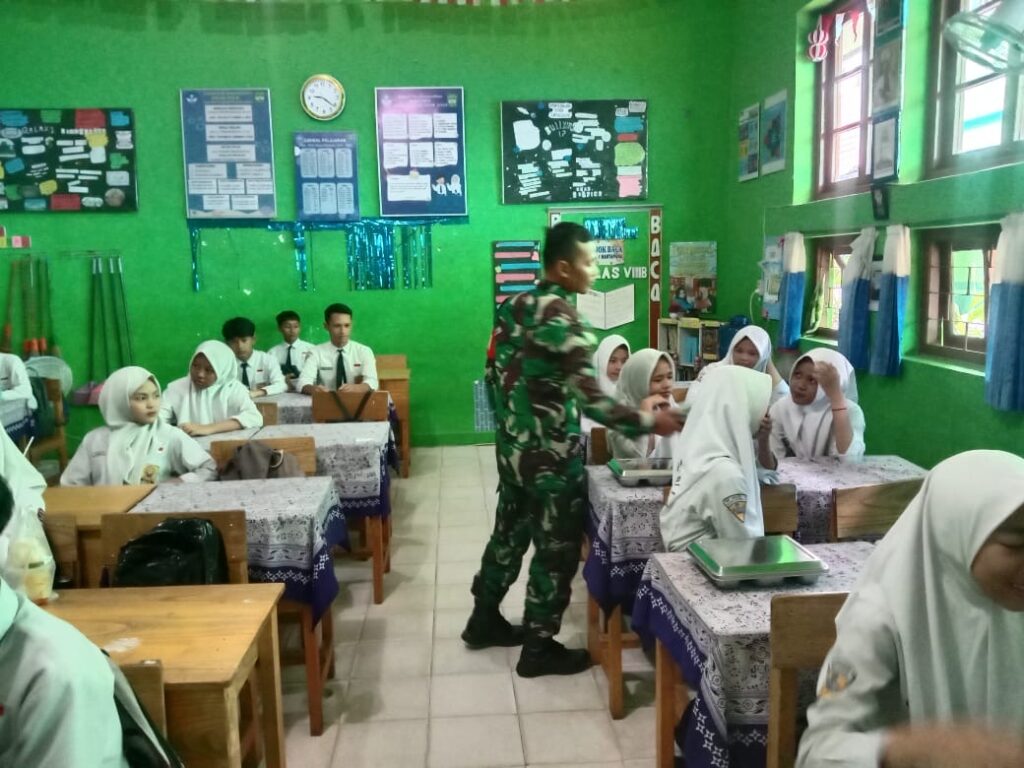 BGN Salurkan Makanan Bergizi untuk Anak Sekolah, TNI Kawal Distribusi di Martapura