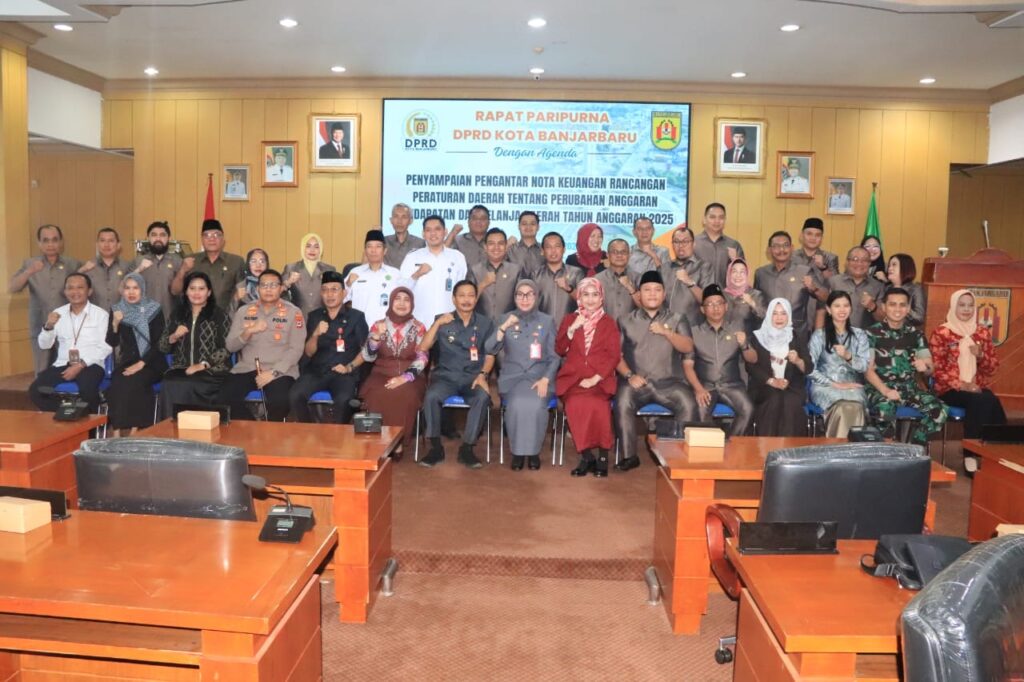Dandim 1006/Banjar Ucapkan Selamat kepada Wali Kota Banjarbaru dalam Rapat Paripurna DPRD