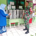 Babinsa Salurkan 2.193 Porsi Makanan Bergizi Gratis untuk Anak Sekolah di Martapura